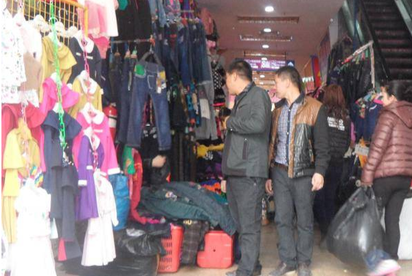 开母婴店要去婴儿衣服批发市场进货吗