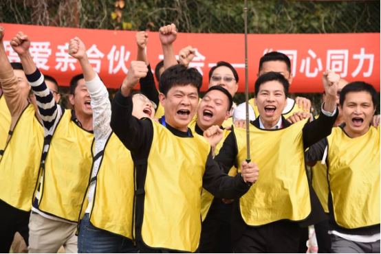 图14：爱亲合伙人参加拓展活动  