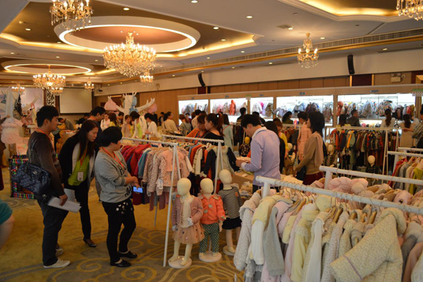 爱亲母婴服纺展区