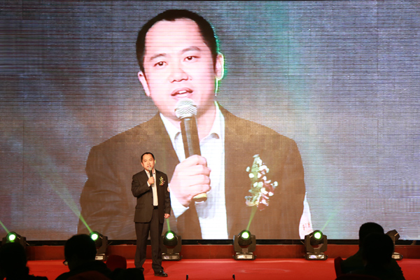 爱亲母婴董事长陈敬红先生发表讲话