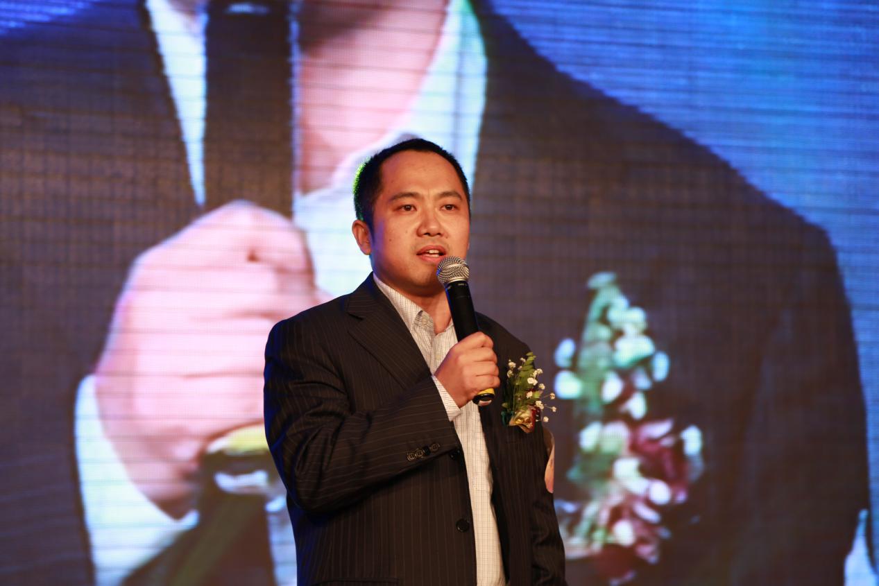 图1:爱亲母婴董事长陈敬红先生在2015新春盛典上发表演讲