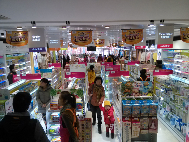 图2:爱亲母婴上地专卖店店内展示