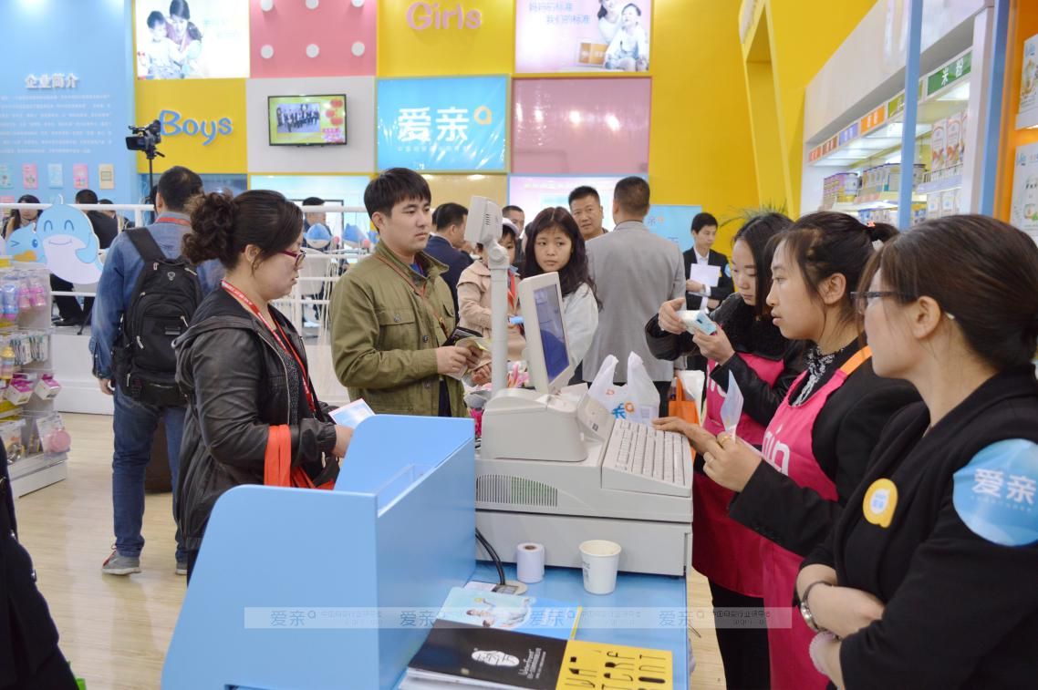 图3:参展者在爱亲母婴展馆内消费