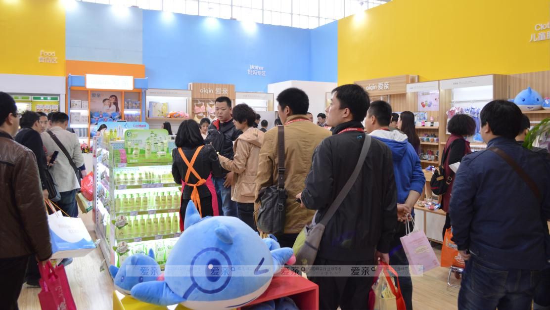 图4:参展者参观爱亲母婴展馆