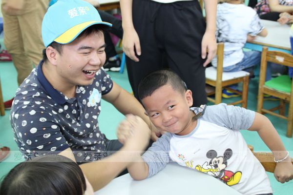 图3： 爱亲母婴员工为听障儿童带去欢乐