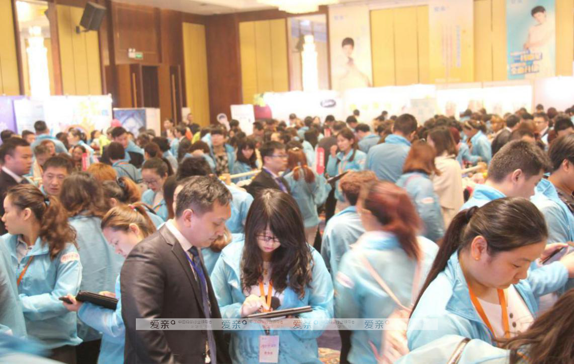 图1:爱亲母婴秋冬服纺新品发布会现场,加盟商积极订货中