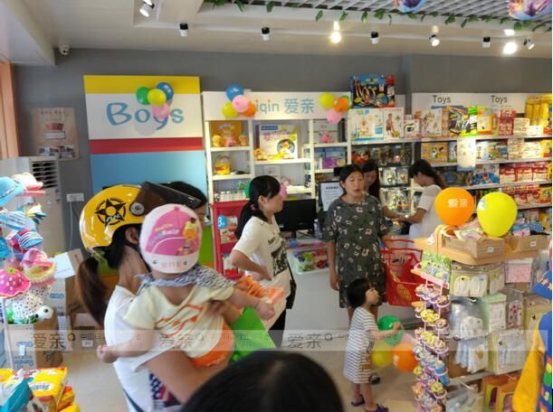 爱亲母婴加盟商蔺女士的店面