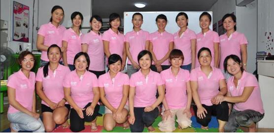 爱亲母婴有游乐场、游泳馆、育婴师、催乳师等增值服务，特别是育婴师和催乳师，可解决妈妈们日常的育儿难题，深受消费者青睐，这些体验服务这为口碑营销提供了良好的传播保障
