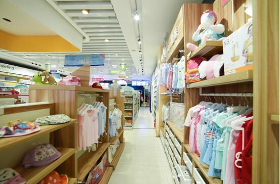 母婴加盟店商品陈列极其重要。陈列不是简单地理解为把商品摆放在一起，而是做到以消费者为中心，采用科学方式展示商品特性