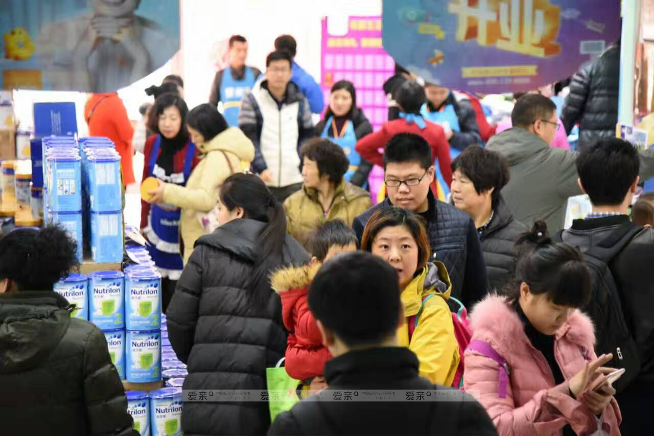 两个外国友人 经营的母婴加盟店被疯抢了