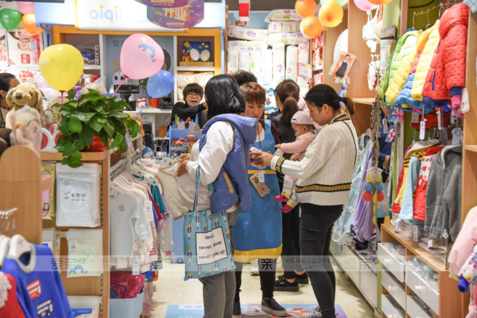80后小夫妻,开母婴用品加盟店来秀恩爱