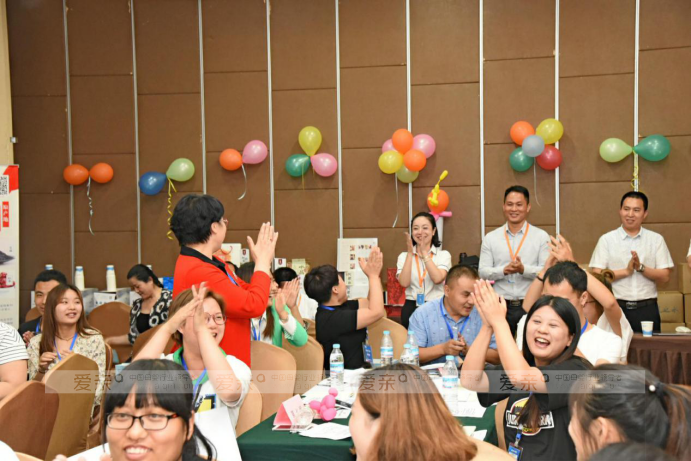 爱亲母婴加盟商活动现场气氛活跃