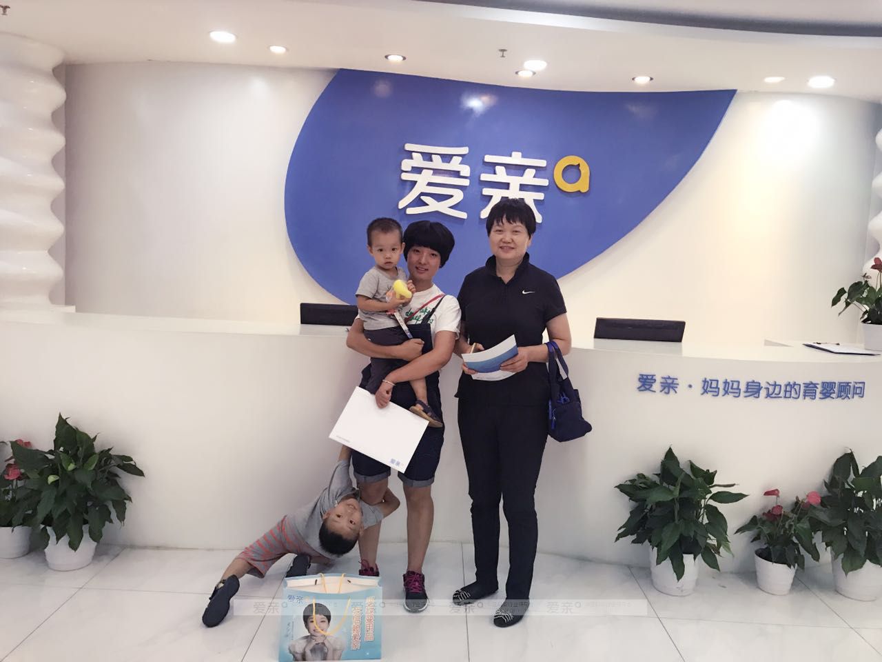 热烈庆祝河北历女士加盟爱亲母婴！预祝生意兴隆！