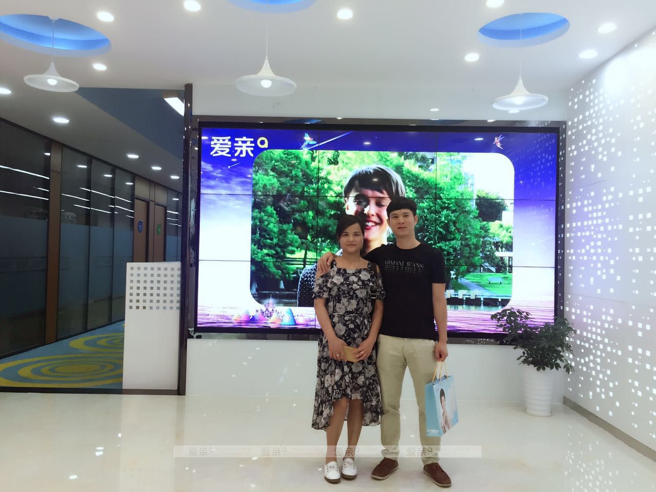 热烈庆祝广西梁女士加盟爱亲母婴！预祝生意兴隆！