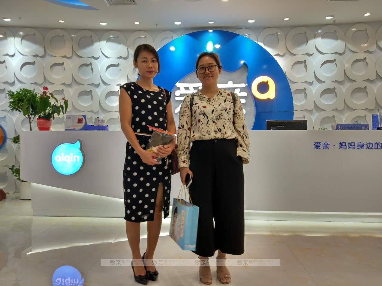 热烈庆祝云南昆明林女士加盟爱亲母婴！预祝生意兴隆！