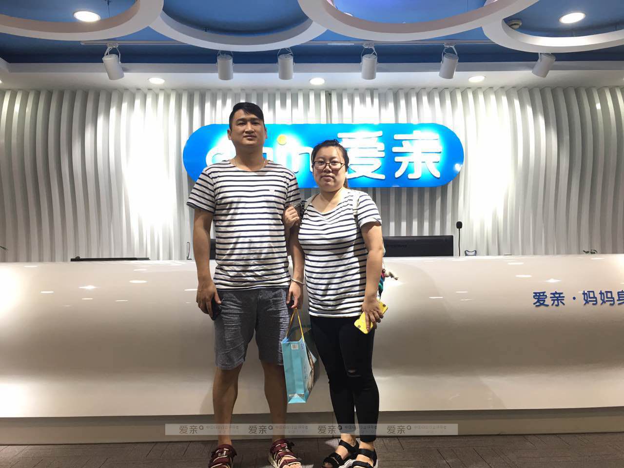 热烈庆祝上海李先生加盟爱亲母婴！预祝生意兴隆！