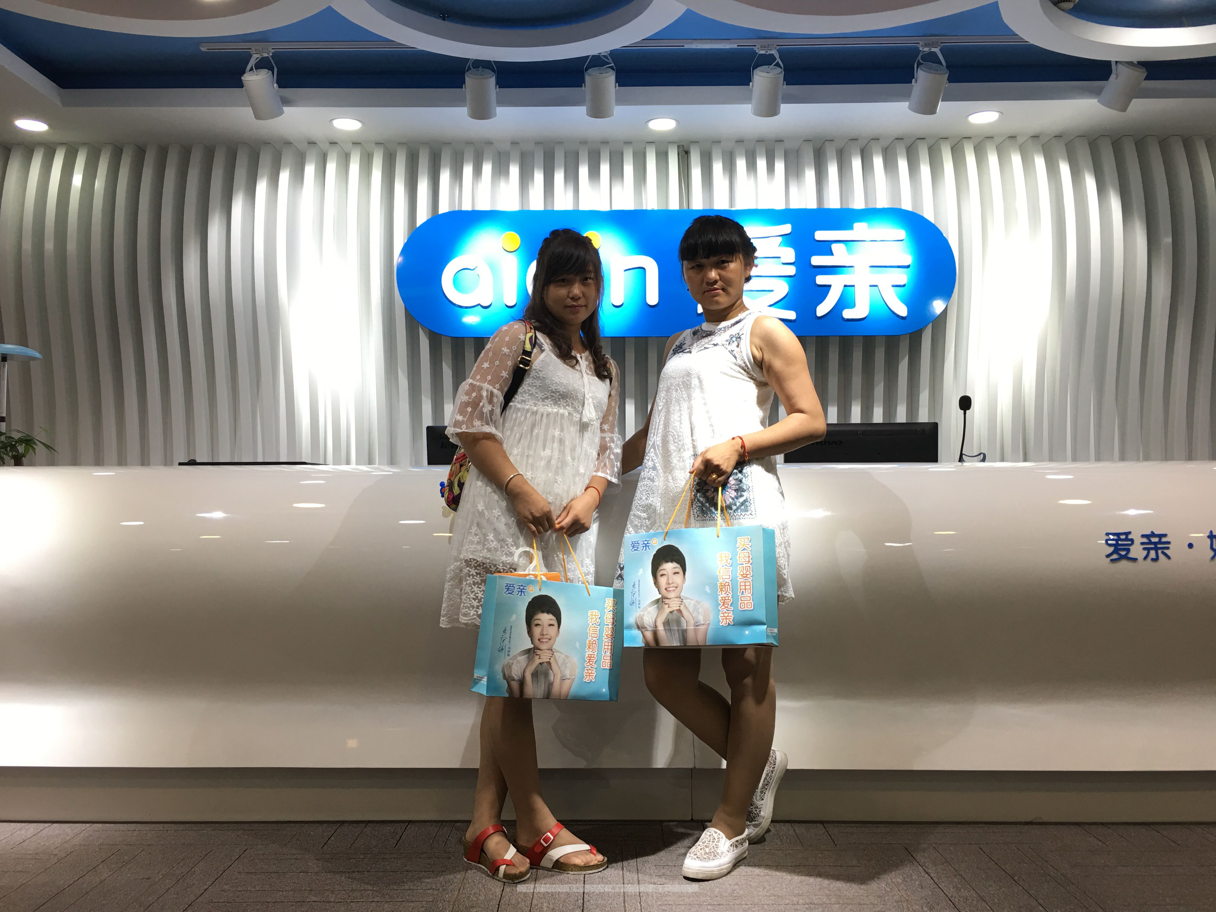 热烈庆祝新疆乌鲁木齐邓女士加盟爱亲母婴！预祝生意兴隆！