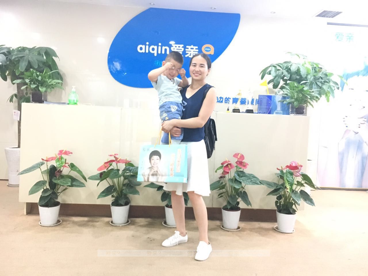 热烈庆祝陕西宝鸡符女士加盟爱亲母婴！预祝生意兴隆！