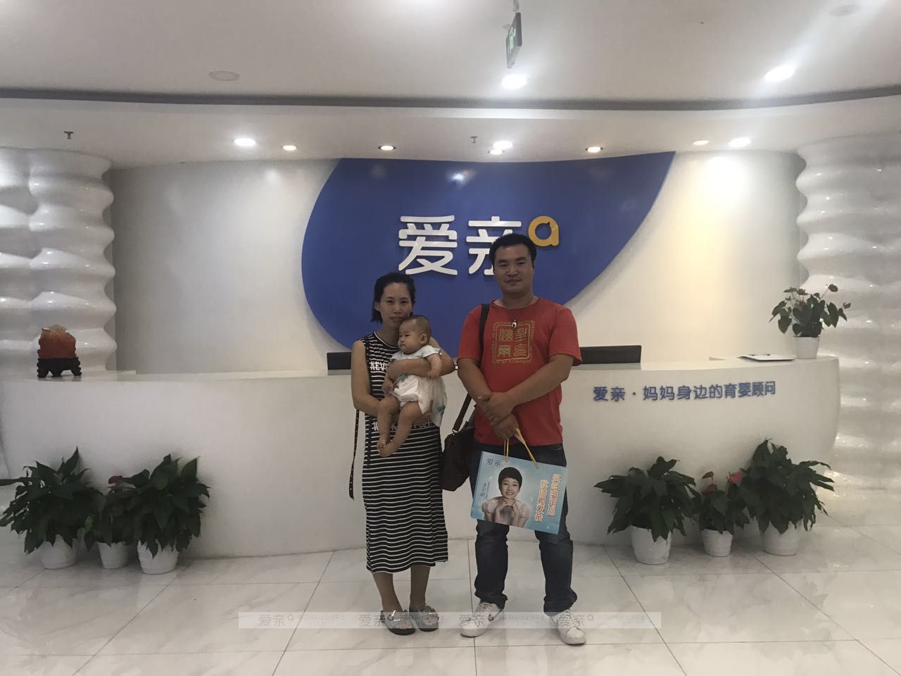 热烈庆祝内蒙赤峰万女士加盟爱亲母婴！预祝生意兴隆！