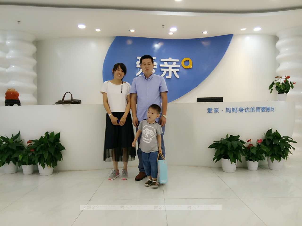 热烈庆祝山东王先生加盟爱亲母婴！预祝生意兴隆！