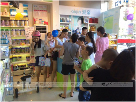 40度高温挡不住消费者对爱亲母婴店的一腔热情