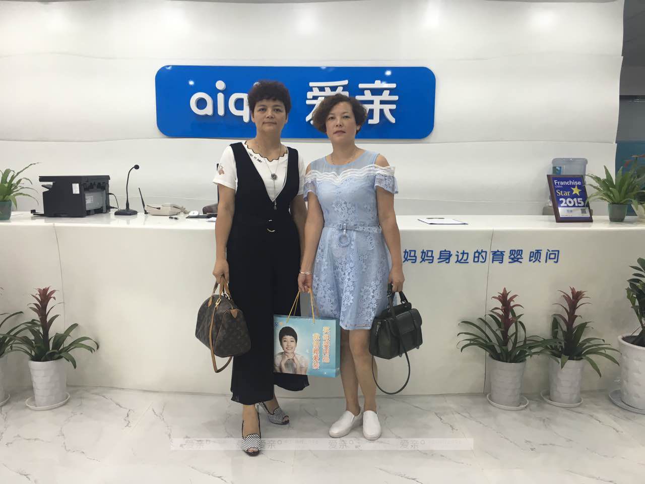  热烈庆祝安徽黄山蒋女士加盟爱亲母婴！预祝生意兴隆！