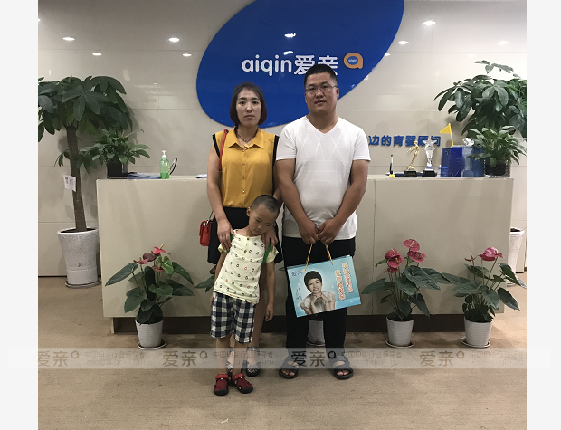 热烈庆祝白银张女士加盟爱亲母婴！预祝生意兴隆！