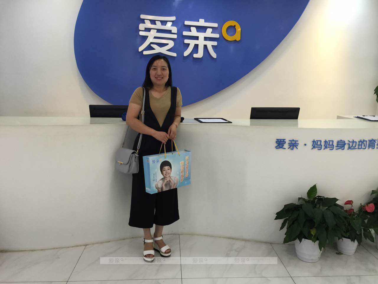 热烈庆祝河南信阳杨女士加盟爱亲母婴！预祝生意兴隆！