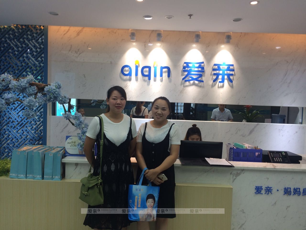 热烈庆祝重庆罗女士加盟爱亲母婴！预祝生意兴隆！