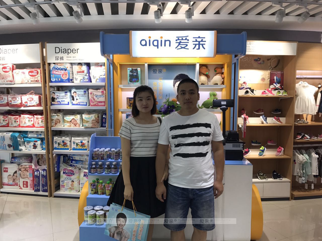 热烈庆祝河北齐女士加盟爱亲母婴！预祝生意兴隆！
