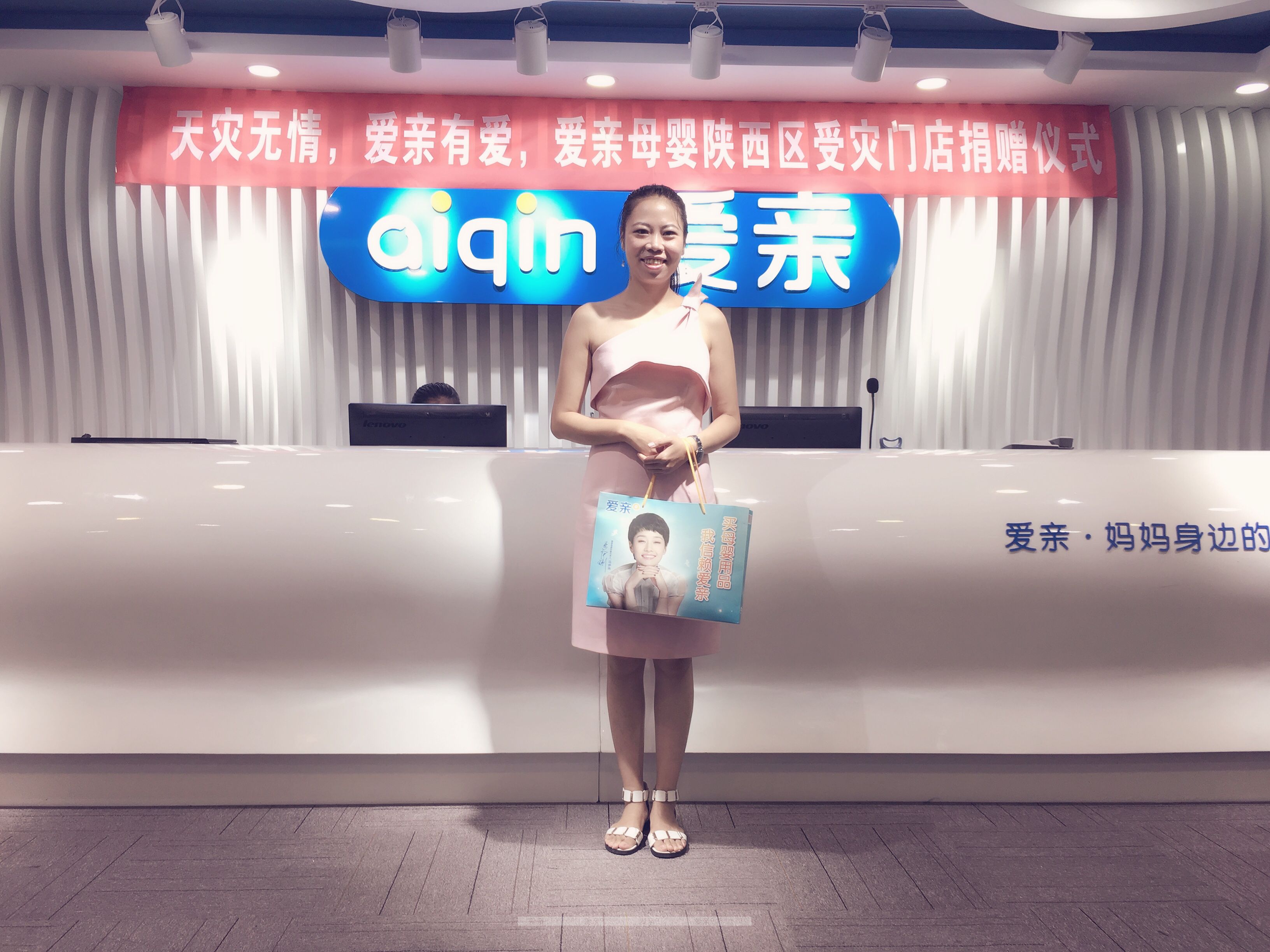 热烈庆祝成都白女士加盟爱亲母婴！预祝生意兴隆！
