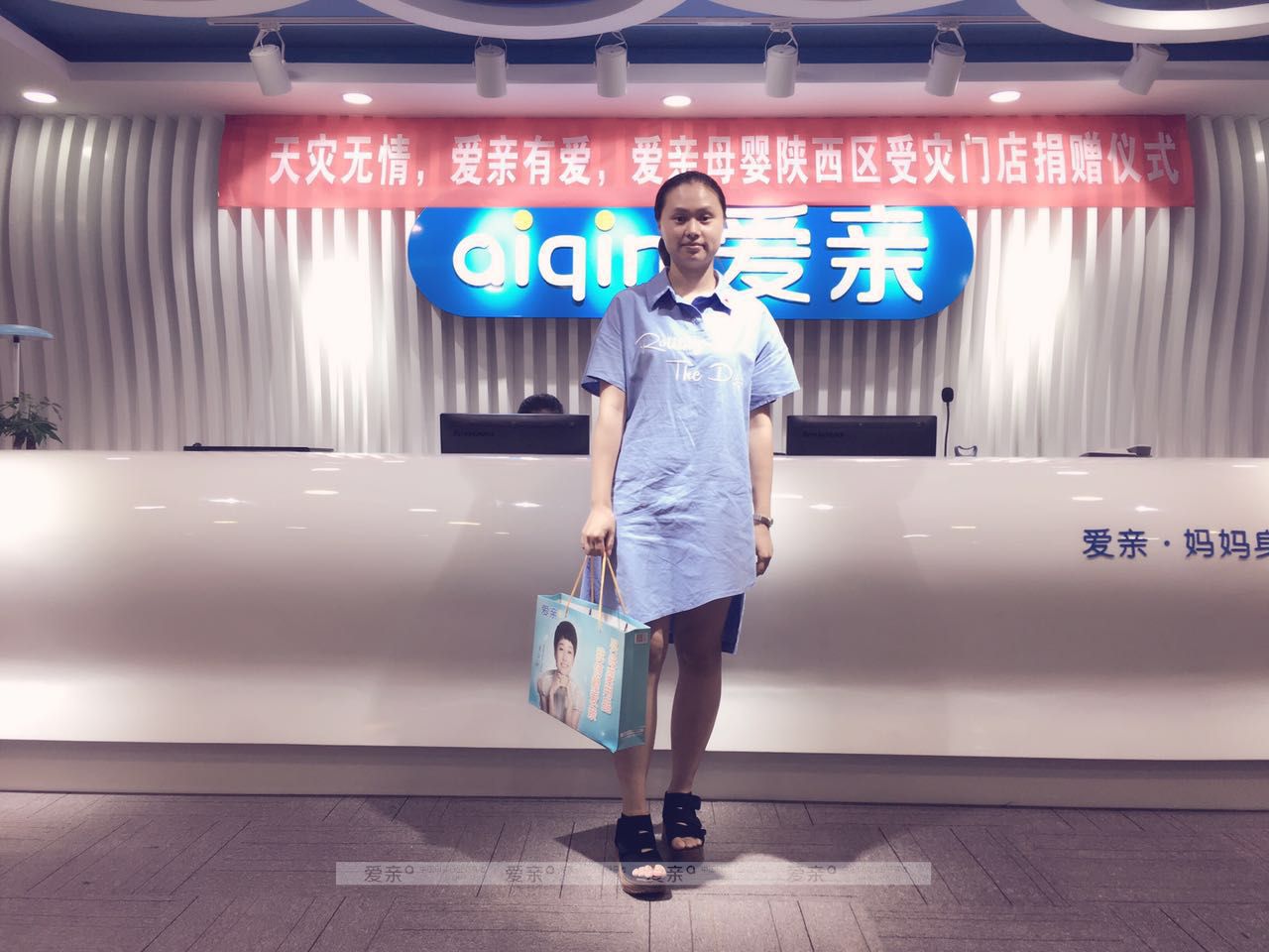 热烈庆祝成都周女士加盟爱亲母婴！预祝生意兴隆！