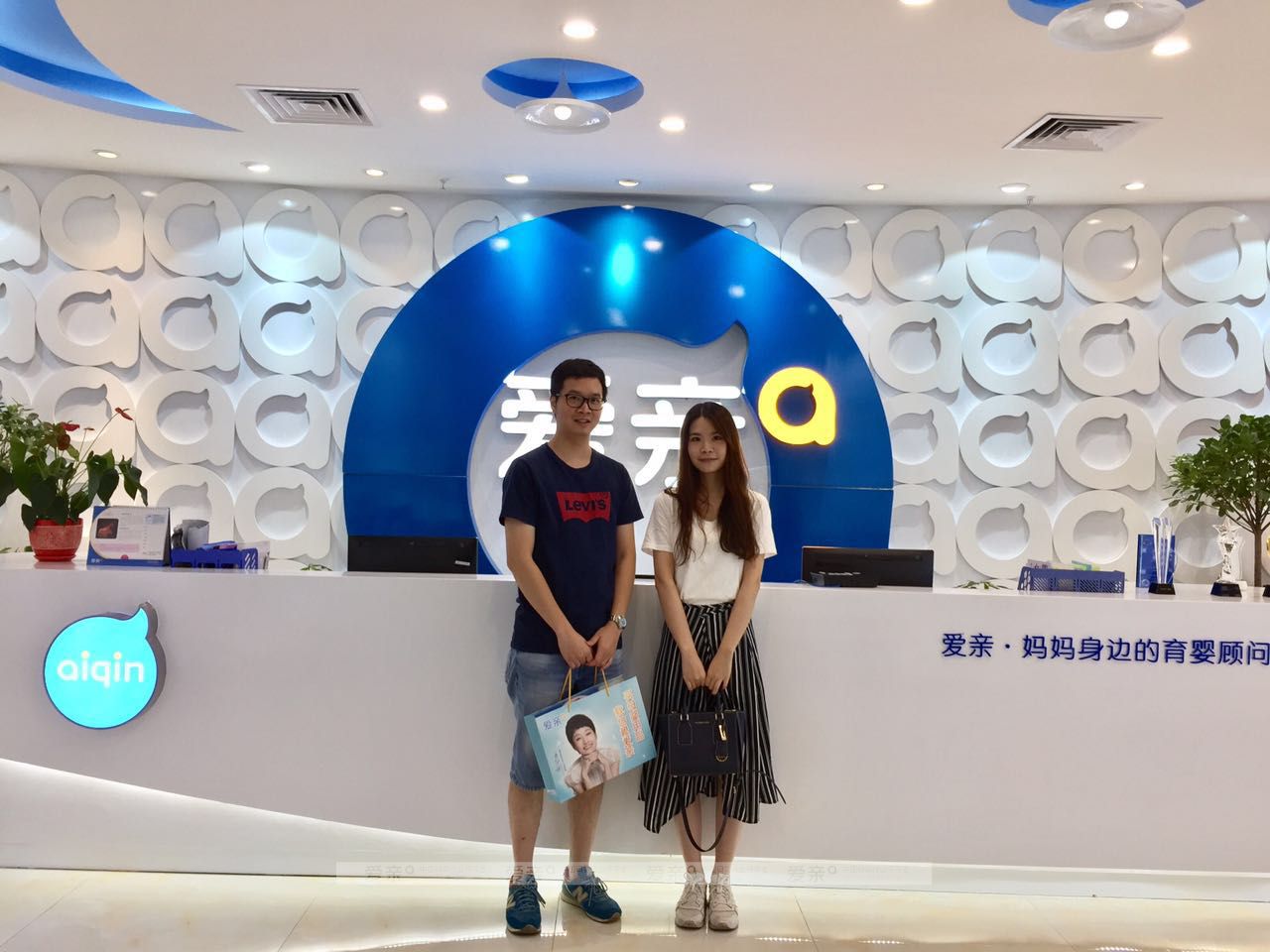 热烈庆祝中山区女士加盟爱亲母婴！预祝生意兴隆！
