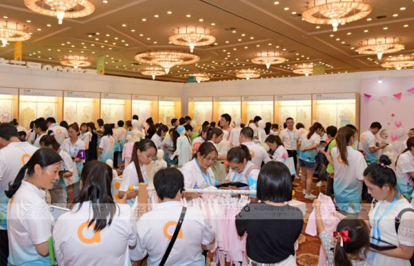 爱亲母婴2018春夏服纺新品发布会顺利召开