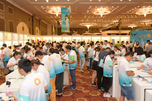 爱亲母婴2018春夏服纺新品订货会现场