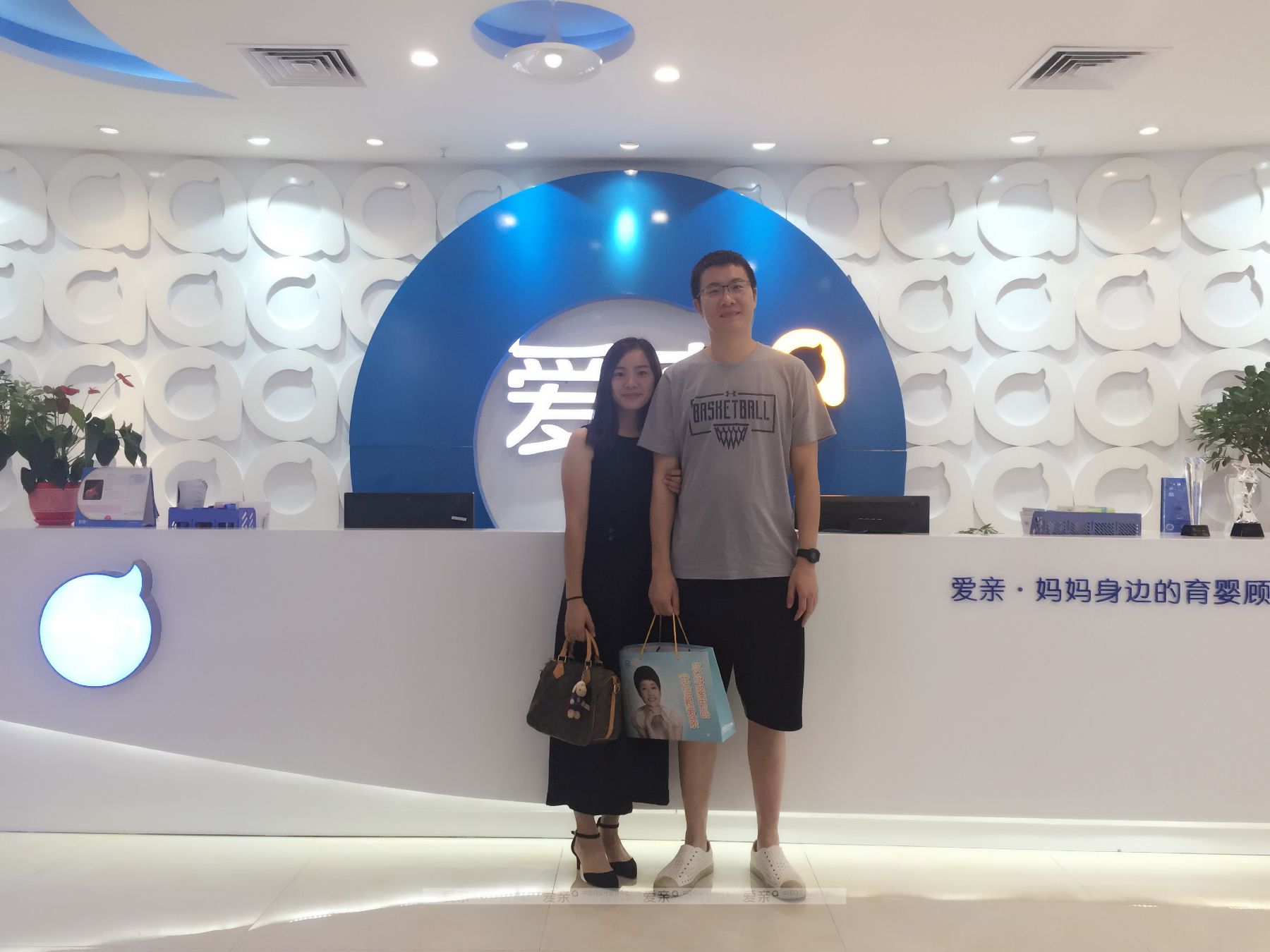 热烈庆祝东莞杜女士加盟爱亲母婴！预祝生意兴隆！