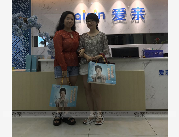 热烈庆祝重庆李女士加盟爱亲母婴！预祝生意兴隆！