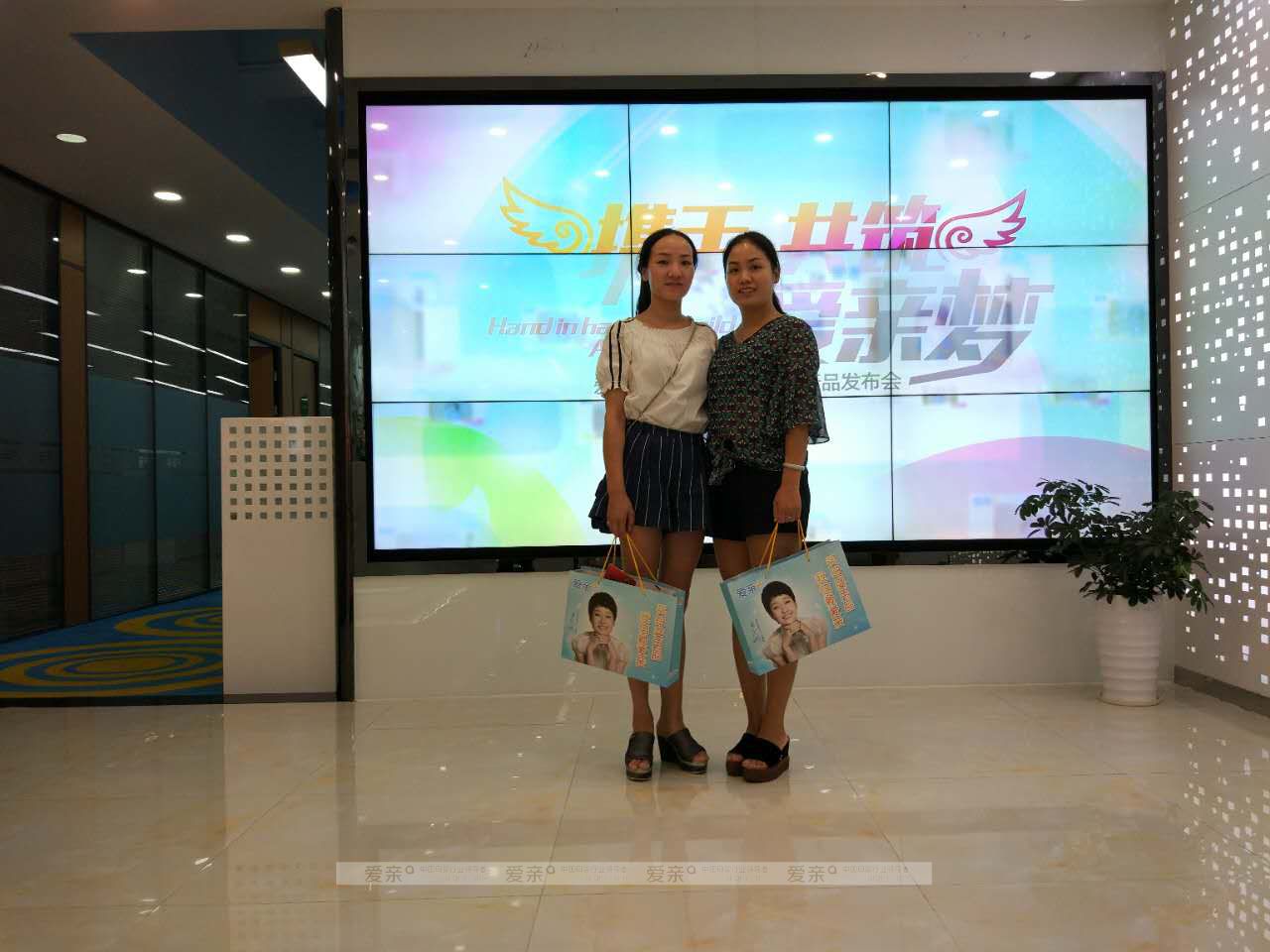 热烈庆祝湖南邵阳肖女士加盟爱亲母婴！预祝生意兴隆！