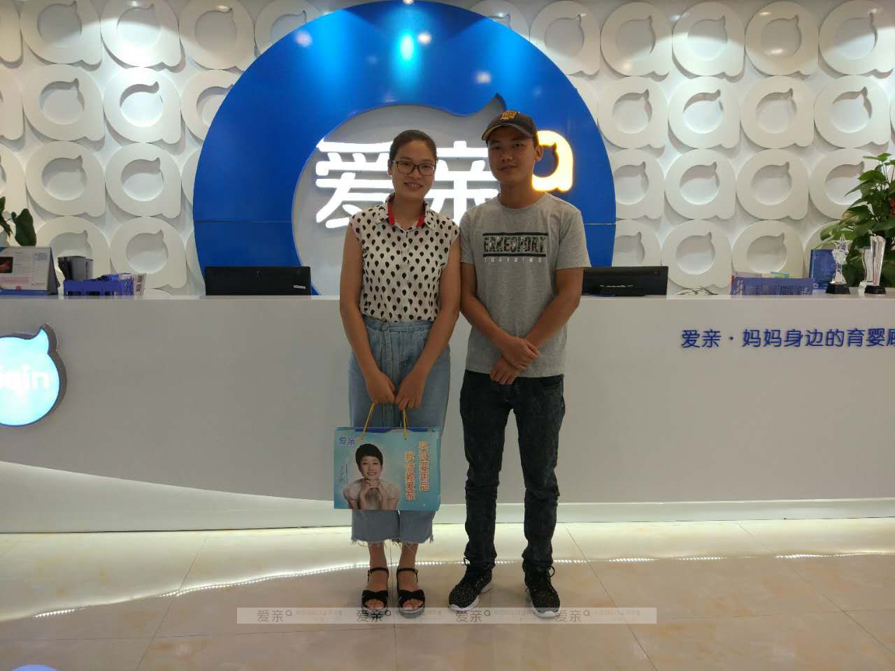 热烈庆祝福建邓女士加盟爱亲母婴！预祝生意兴隆！