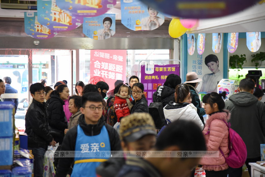18岁父亲偷盗奶粉，爱亲老板大爱感化歧途少年