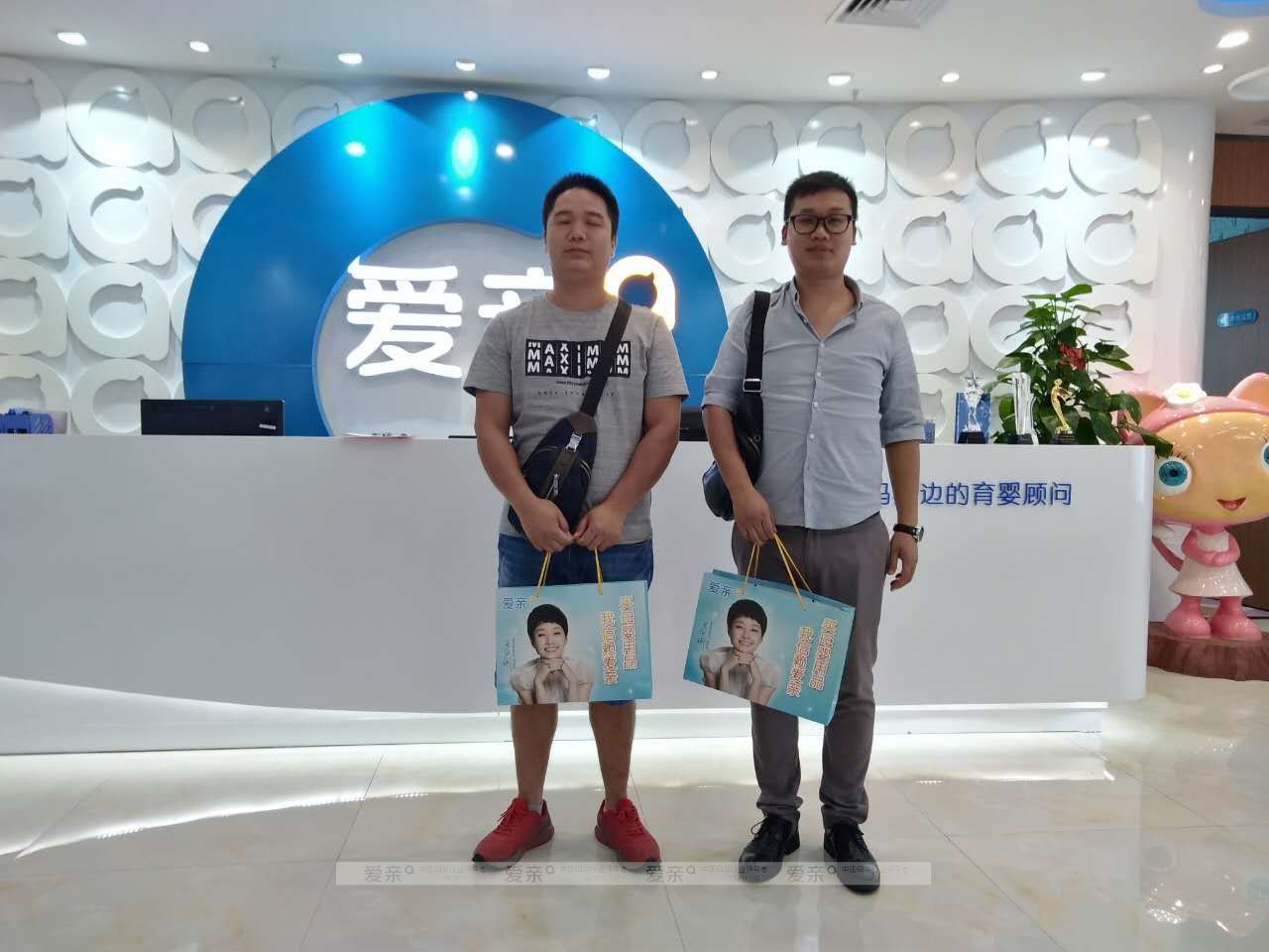 热烈庆祝广西邓先生加盟爱亲母婴！预祝生意兴隆！