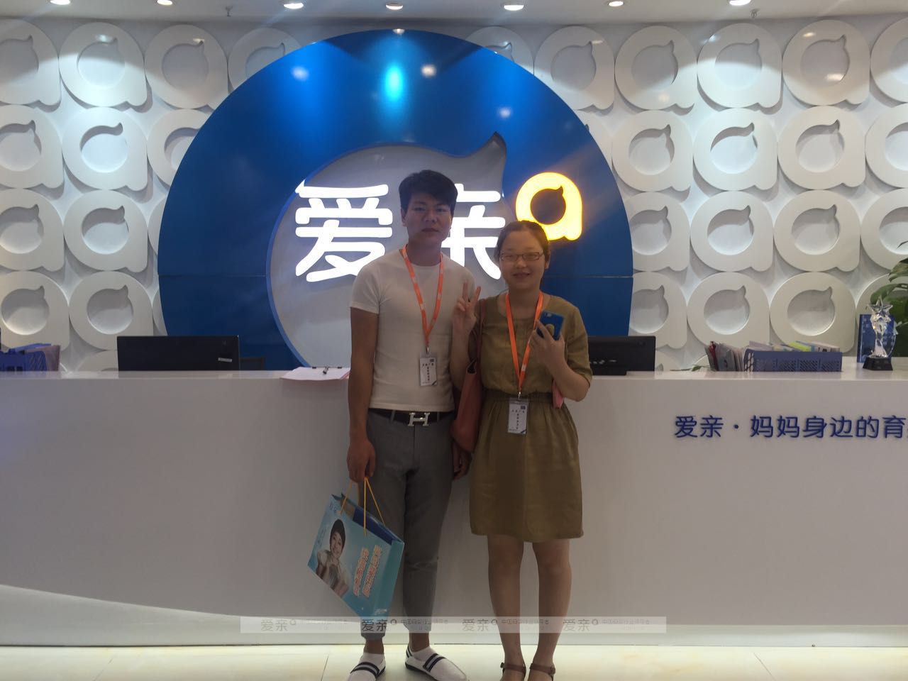 热烈庆祝江西高女士加盟爱亲母婴！预祝生意兴隆！
