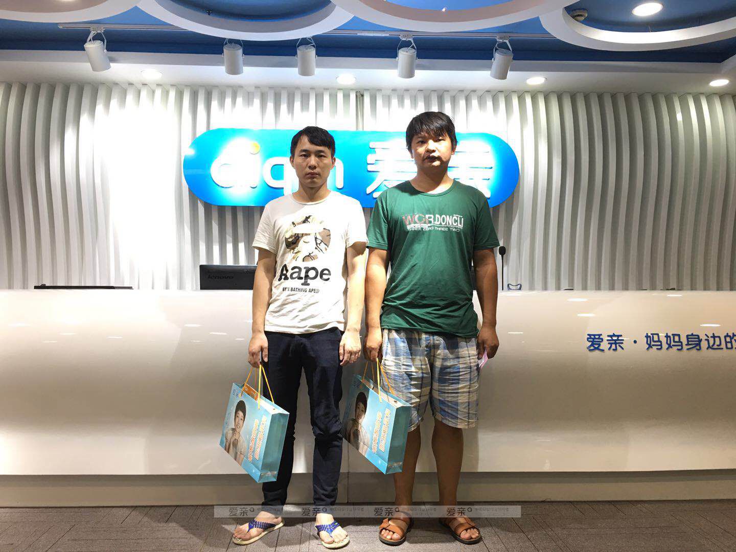 热烈庆祝江西余先生加盟爱亲母婴！预祝生意兴隆！