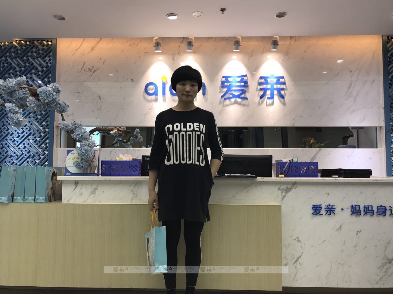 热烈庆祝重庆廖女士加盟爱亲母婴！预祝生意兴隆！