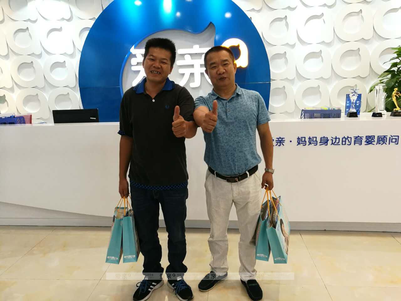 热烈庆祝广东严先生加盟爱亲母婴！预祝生意兴隆！