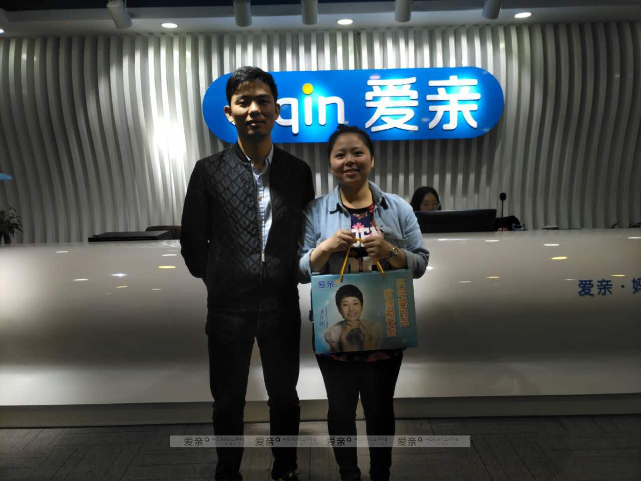 热烈庆祝浙江嘉兴王女士加盟爱亲母婴！预祝生意兴隆！