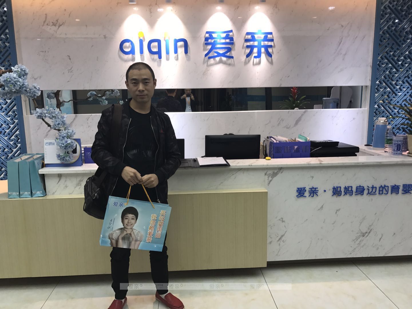 热烈庆祝四川成都高先生加盟爱亲母婴！预祝生意兴隆！