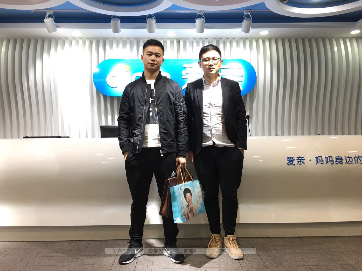 热烈庆祝江苏南京董先生加盟爱亲母婴！预祝生意兴隆！