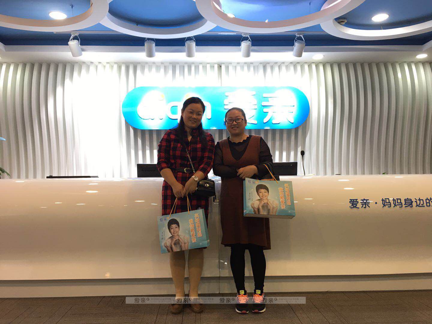 热烈庆祝浙江杭州王女士加盟爱亲母婴！预祝生意兴隆！