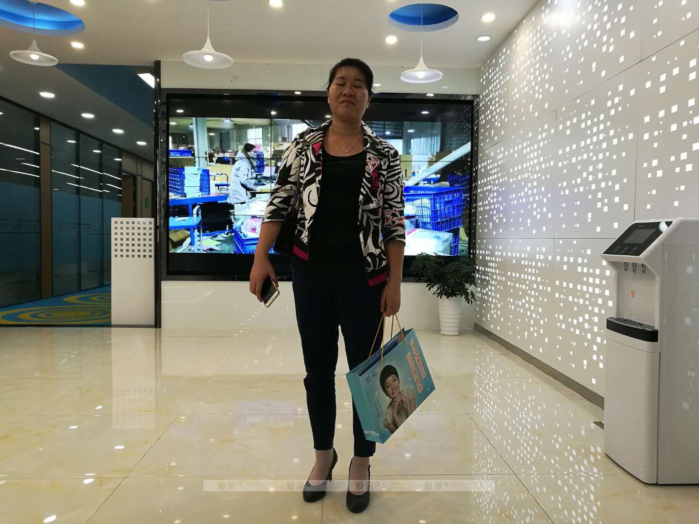 热烈庆祝佛山周女士加盟爱亲母婴！预祝生意兴隆！